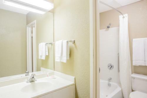 Hotel Super 8 Madison East