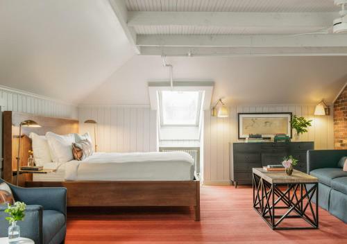 Hotel Oakhurst Inn