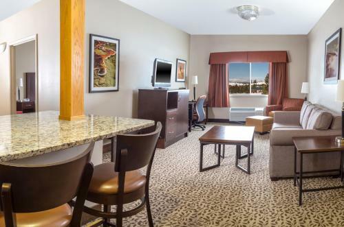 Hotel Gray Wolf Inn & Suites
