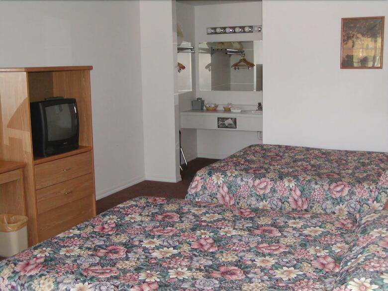 Motel Dude & Roundup