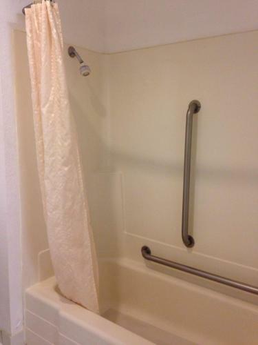 Days Inn Hotel & Suites