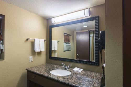 Motel Cline Shale Inn & Suites