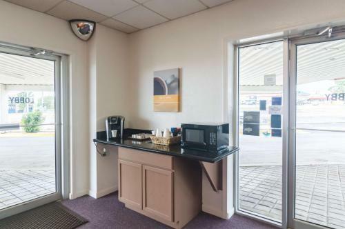 Motel Cline Shale Inn & Suites