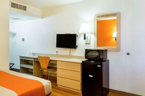 Motel 6 Mojave
