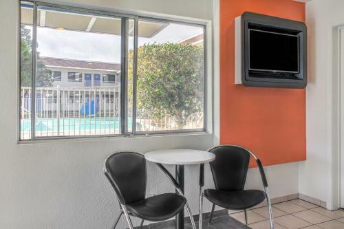 Motel 6 Mojave