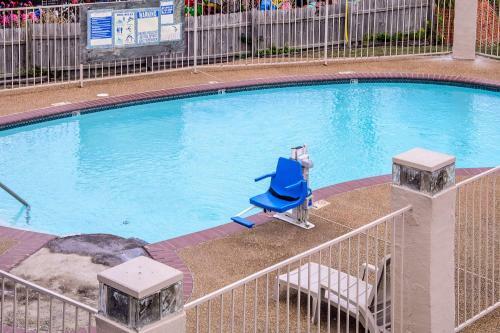 Motel 6 Canton