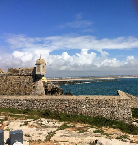 Hostal Peniche Sleep House Residence