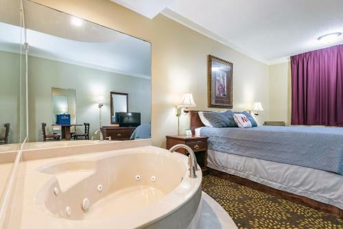 Hotel Admiralty Of Plantation Oaks