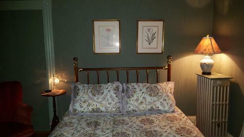 Austin's Holidae House Bed & Breakfast