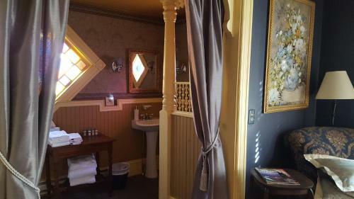 Austin's Holidae House Bed & Breakfast