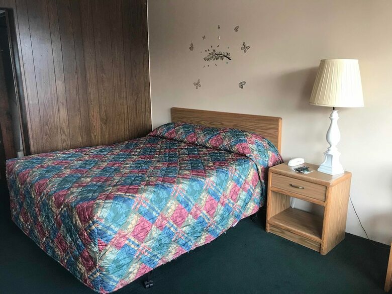 Motel Budget Host Village Inn