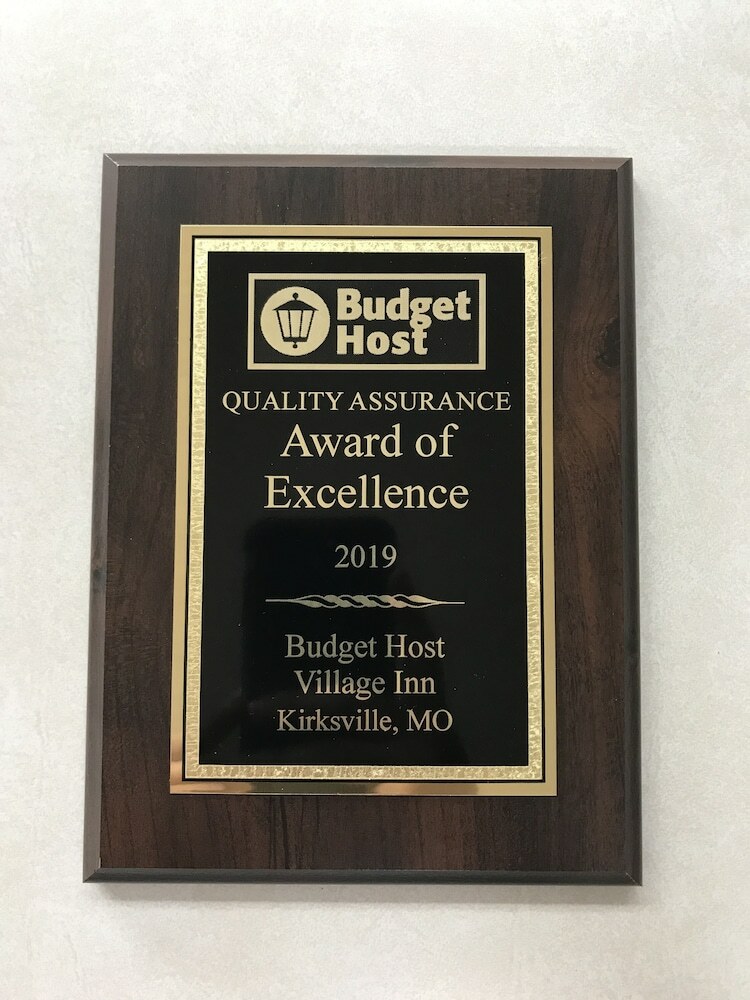 Motel Budget Host Village Inn