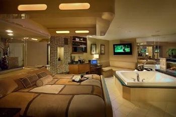 Hotel The Champagne Lodge And Luxury Suites