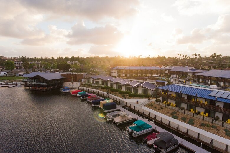Lakehouse Hotel And Resort