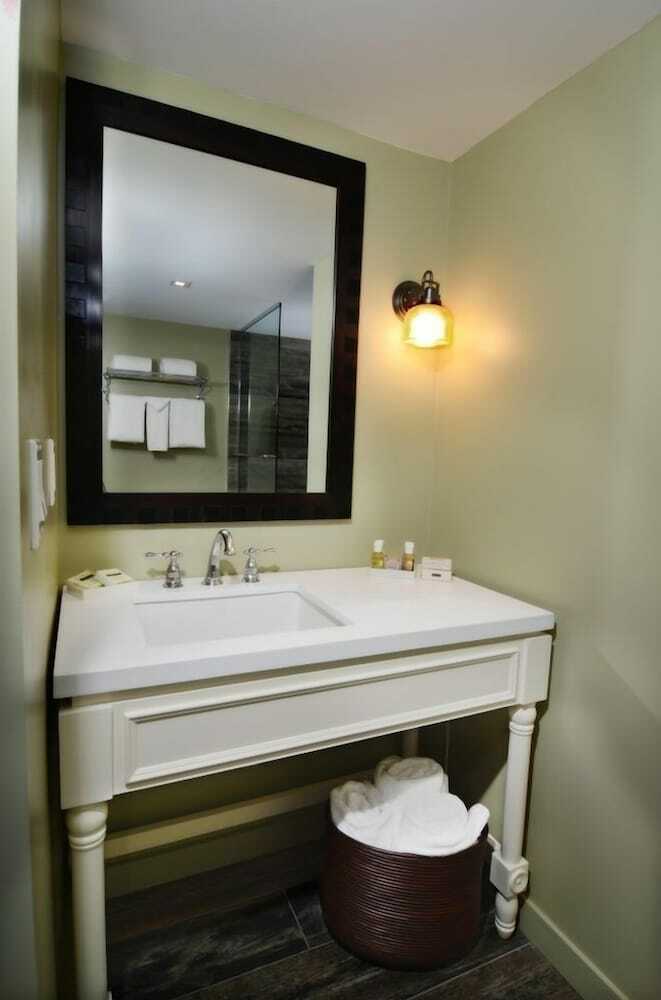 Lakehouse Hotel And Resort