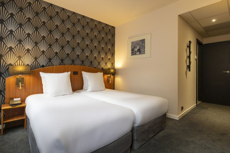 Aris Grand Place Hotel