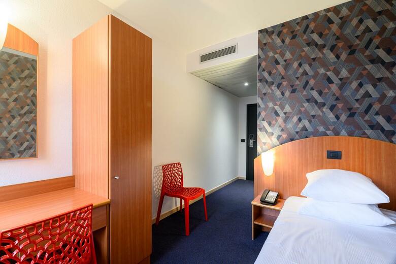 Aris Grand Place Hotel