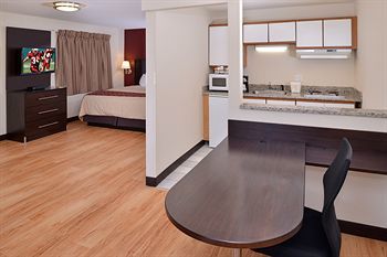 Hotel Red Roof Plus & Suites Guilford