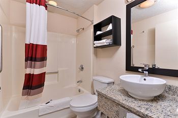 Hotel Red Roof Plus & Suites Guilford