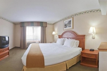 Holiday Inn Express Hotel & Suites Defiance