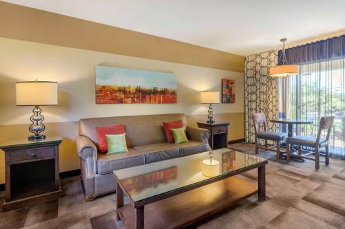 Hotel Carlton Oaks Country Club