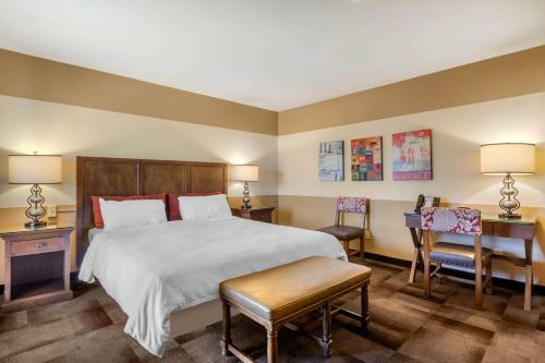 Hotel Carlton Oaks Country Club