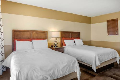 Hotel Carlton Oaks Country Club