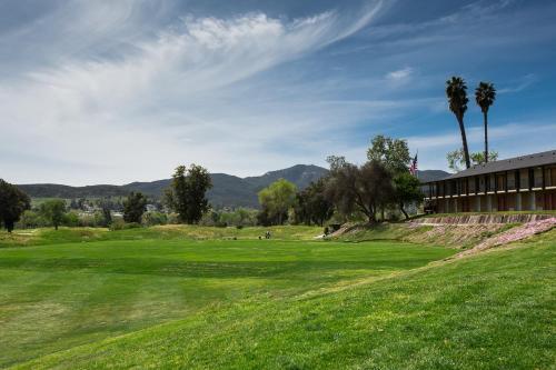 Hotel Carlton Oaks Country Club