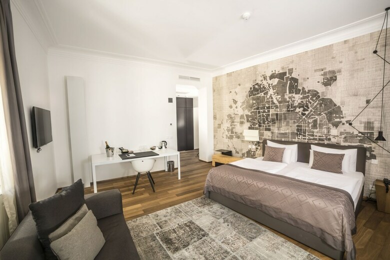 Hotel Golden Crown