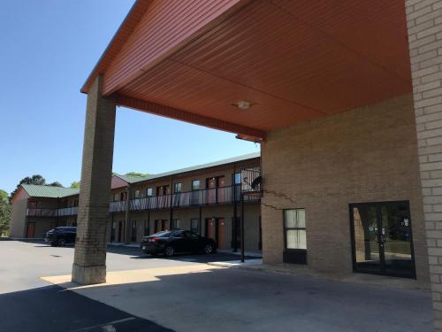 Motel Clairmont Inn & Suites - Warren