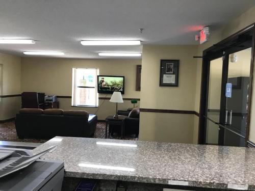 Motel Clairmont Inn & Suites - Warren