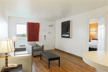 Motel 6 Cutler Bay