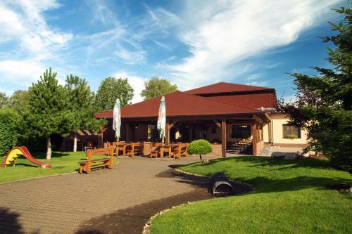 Hostal Penzion A Restaurace Na Net?eb?