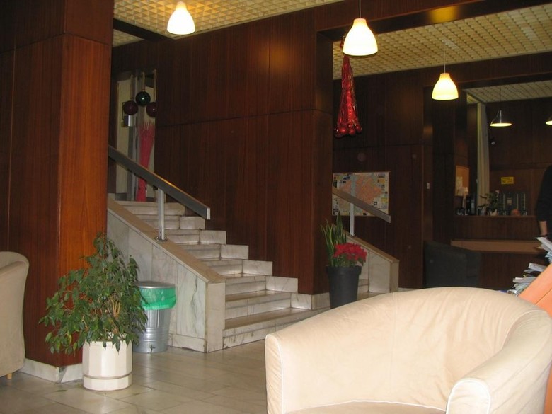 Leslie Apartments