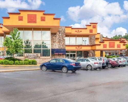 Hotel Clarion Inn & Suites University Center