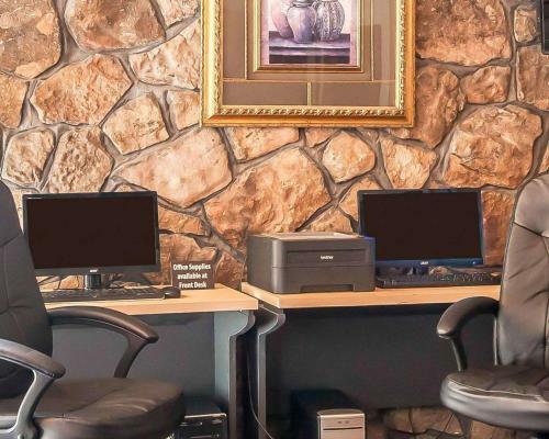 Hotel Clarion Inn & Suites University Center