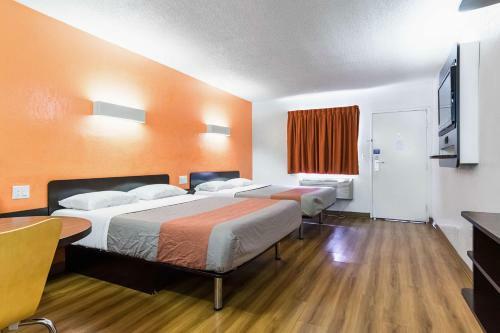 Motel 6 Long Beach International City