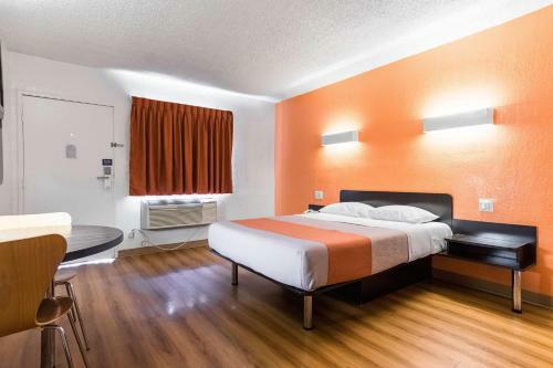 Motel 6 Long Beach International City