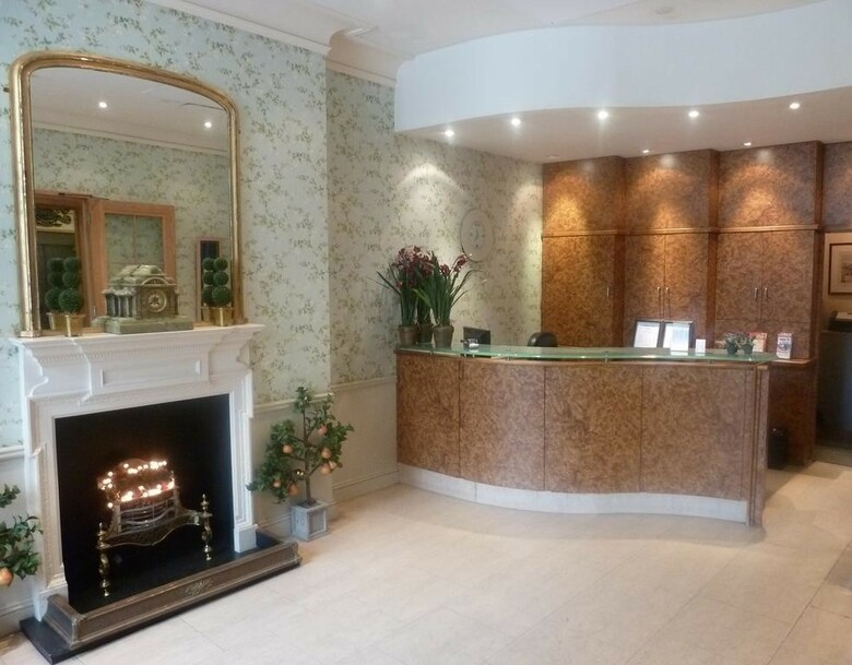 Hostal Garden Court Hotel