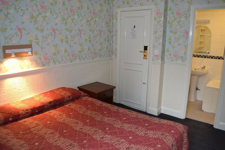 Hostal Garden Court Hotel