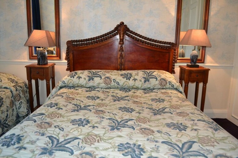 Hostal Garden Court Hotel