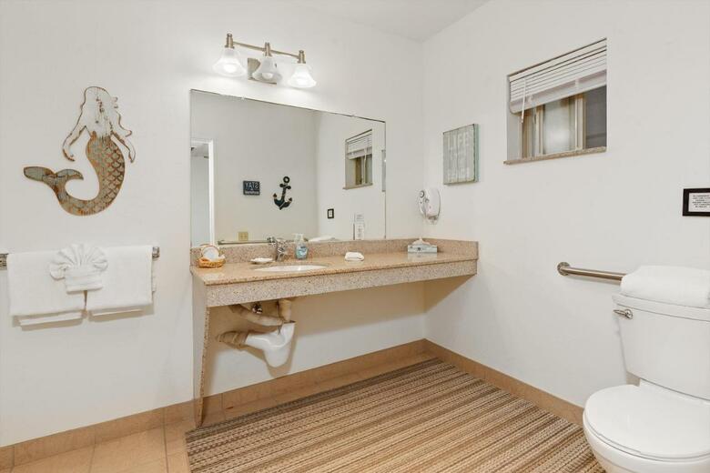 Hotel Beach House Inn & Suites
