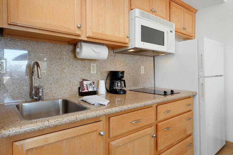 Hotel Beach House Inn & Suites