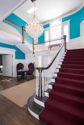 Hotel Kemble Inn And Table Six Restaurant