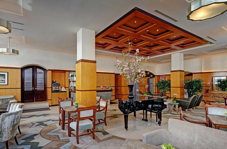 Hotel Giraffe
