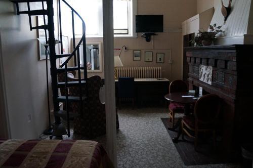 Hostal 463 Beacon Street Guest House