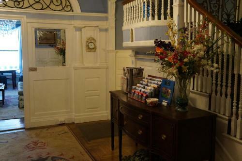 Hostal 463 Beacon Street Guest House
