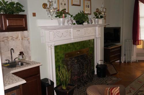 Hostal 463 Beacon Street Guest House