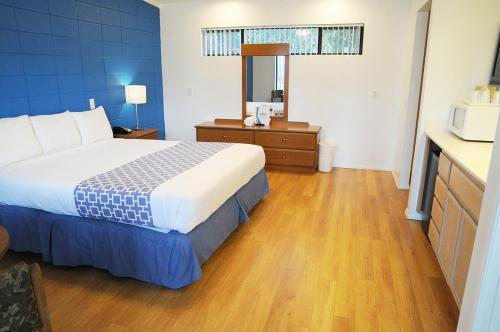 Ccbc Resort Hotel - A Gay Men's Resort