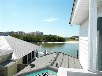 The Boathouse Motel